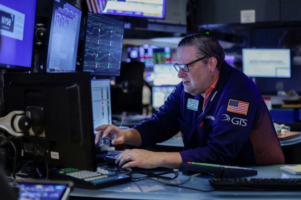 Global Equity Fund Inflows Surge to Three-Week High Before Late-Week Selloff