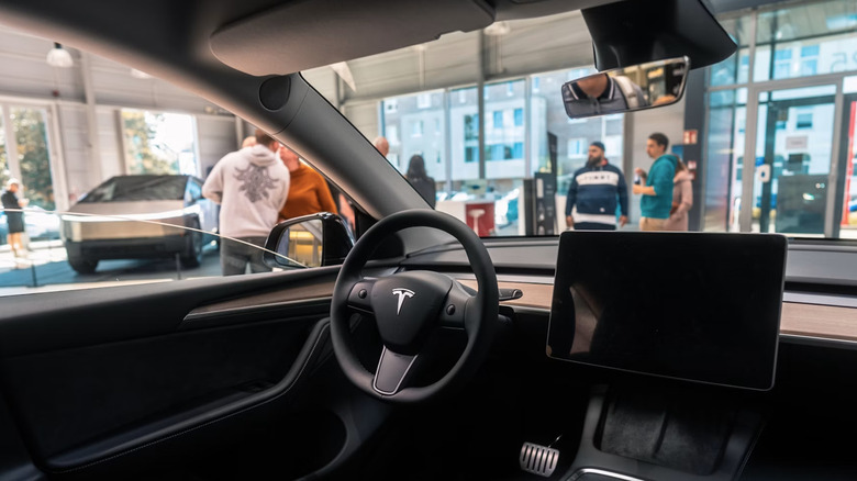 Tesla's Robotaxi Fleet Finally Hits the Road Without Human Supervision in Austin